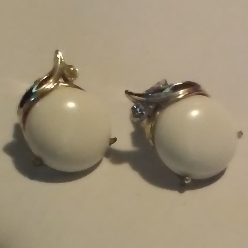 Round White & Gold Clip On Earrings 3/4" wide With Clear Stone Used